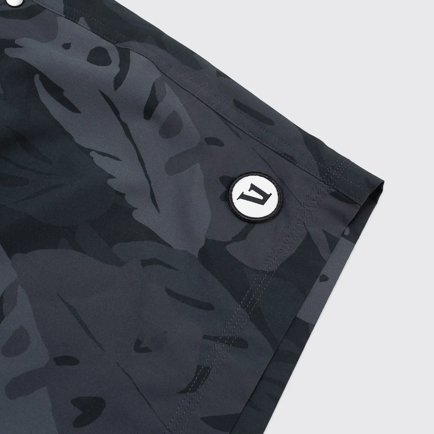 Vuori Kore Shorts Size M Classic Fit Dark Gray Leaf Print Stretch Performance