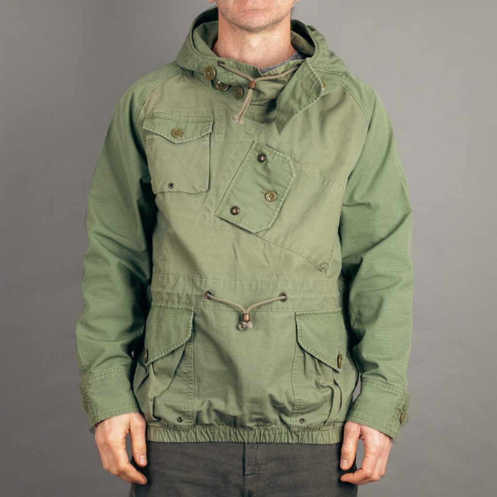 wallace & barnes canoeist smock in green color on man